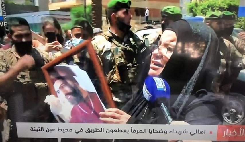  أهالي شهداء وضحايا تفجير المرفأ يتجمعون عند مدخل الرئاسة الثانية في بيروت