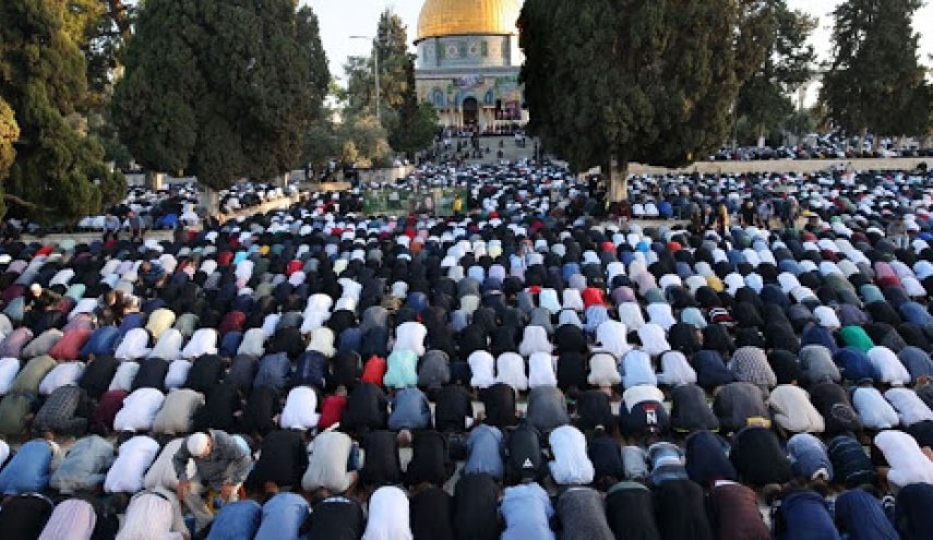 الآلاف يؤدون صلاة الجمعة في رحاب المسجد الأقصى