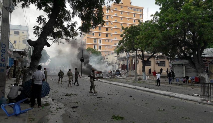 بينهم إمرأة.. 8 قتلى بتفجير انتحاري استهدف مسؤولا كبيرا في شرطة الصومال
