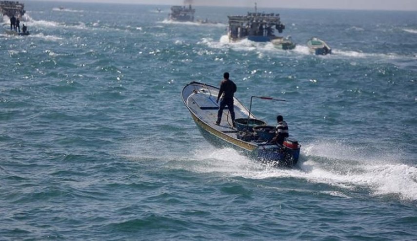 الاحتلال يوسع مساحة الصيد ويسمح بإدخال المواد الخام لغزة