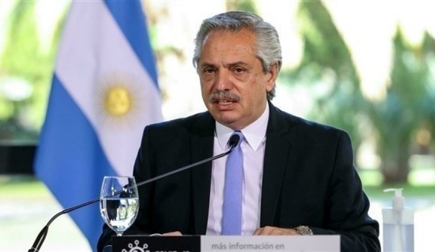  الرئيس الأرجنتيني يطالب برفع الحصار عن كوبا ويرفض التدخل الخارجي في أمورها
