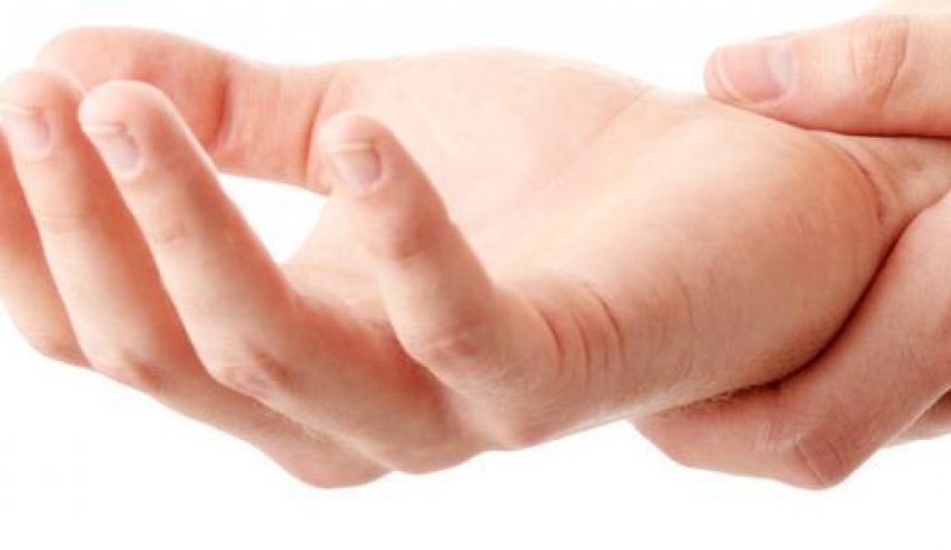 علامة خفية في أصابعك تكشف عن ارتفاع الكوليسترول
