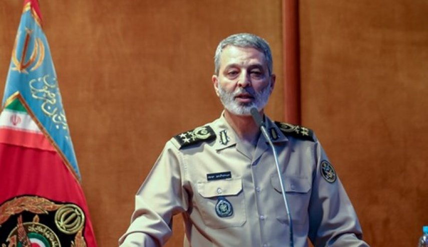 قائد الجيش الايراني يتفقد الوحدات العسكرية في الحدود مع افغانستان