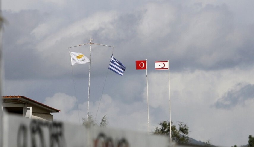 قبرص تتهم تركيا بإطلاق النار على زورق دورية تابع لها
