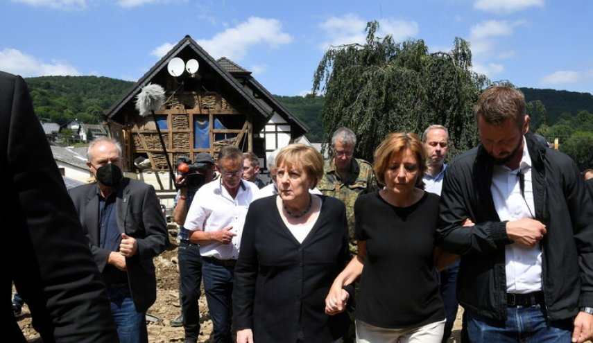 ميركل تتعهد بتقديم مساعدة مالية سريعة لمتضرري فيضانات ألمانيا