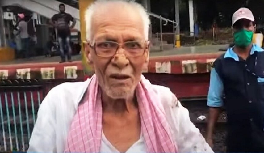 بالفيديو.. إنقاذ عجوز هندي من الموت دهسا بعجلات القطار 