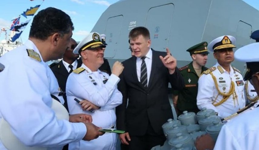 قائد البحرية الايرانية يحضر مراسم الاستعراض البحري للجيش الروسي