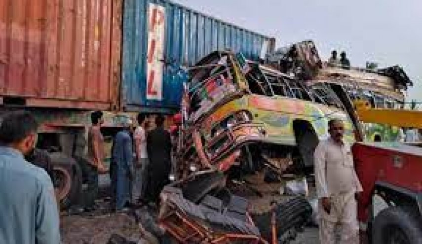 مقتل 30 شخصا في تصادم حافلة مع شاحنة في باكستان
