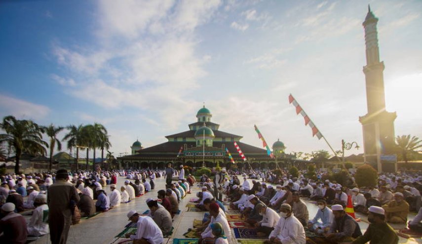 الإندونيسيون يحتفلون بعيد الأضحى في ظل قيود كورونا المشددة