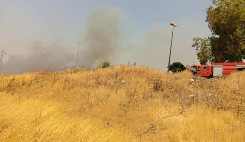 إخماد حريق اندلع في أعشاب يابسة وأشجار بمدينة حمص
