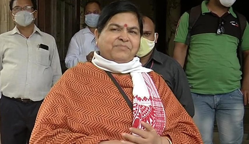 وزيرة هندية تطالب الجماهير بدفع المال مقابل التقاط سيلفي معها
