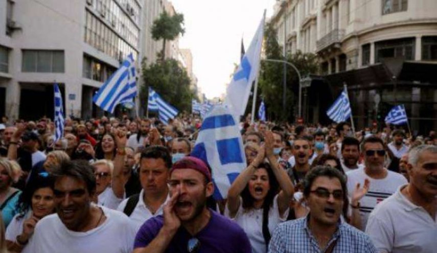 الشرطة اليونانية تشتبك مع متظاهرين يحتجون على التطعيم ضد كورونا