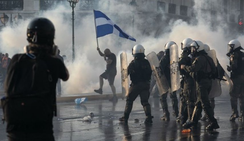 درگیری پلیس یونان با معترضان به واکسیناسیون اجباری
