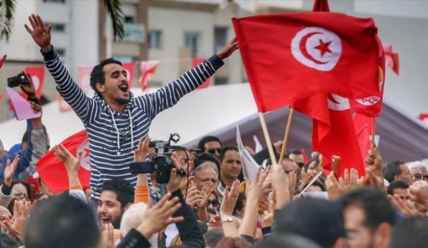 مناوشات بين أنصار الرئيس التونسي وأنصار 'النهضة' أمام البرلمان
