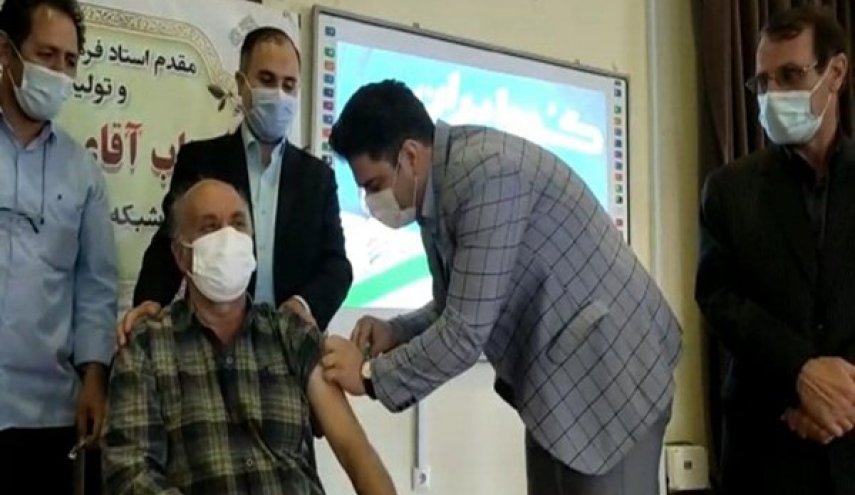 مخترع اللقاح الايراني يطعم والده ضد فايروس كورونا