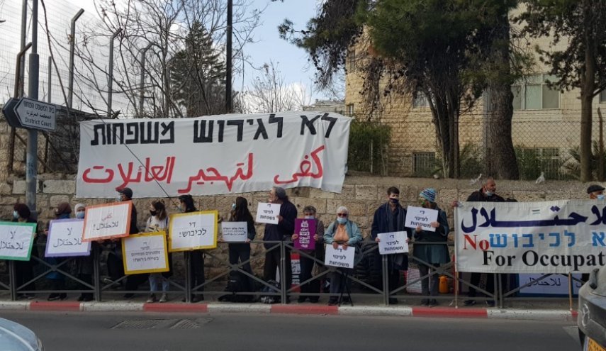 الاحتلال يجمد قرار تهجير 3 عائلات من حي الشيخ جراح