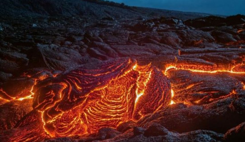 بالصور..مصور يخوض تجربة خطيرة لتصوير الحمم البركانية في جزيرة هاواي