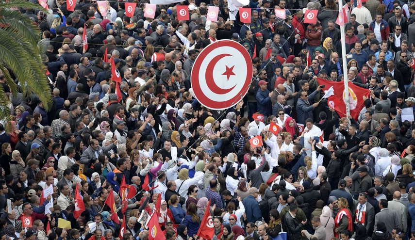 مع دخول الأسبوع الثاني على قرارات سعيّد.. تحذيرات من الفراغ الحكومي في تونس
