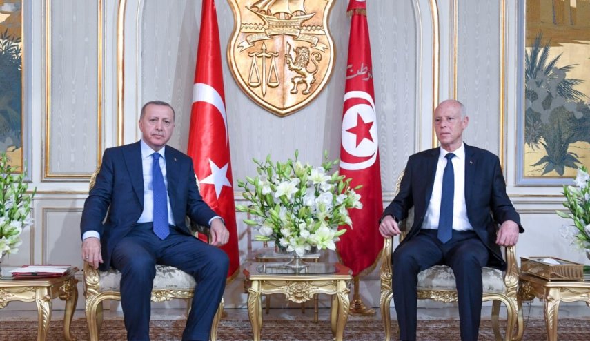 أردوغان أبلغ الرئيس التونسي بأهمية استمرار عمل البرلمان