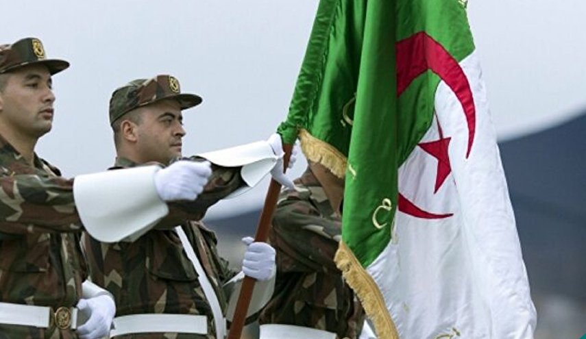 
الجيش الجزائري يلقي القبض على أحد الإرهابيين ويضبط كميات ضخمة من الذخيرة