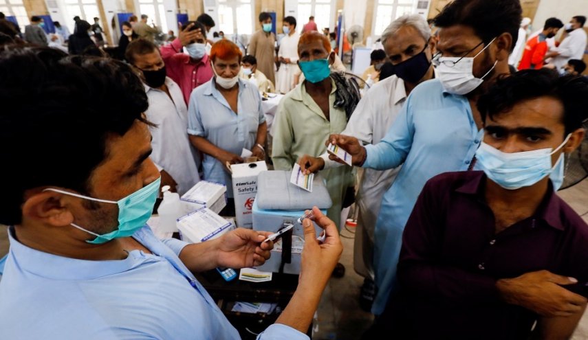 امتداد طوابير التطعيم في باكستان بعد اعلان فرض العقوبات