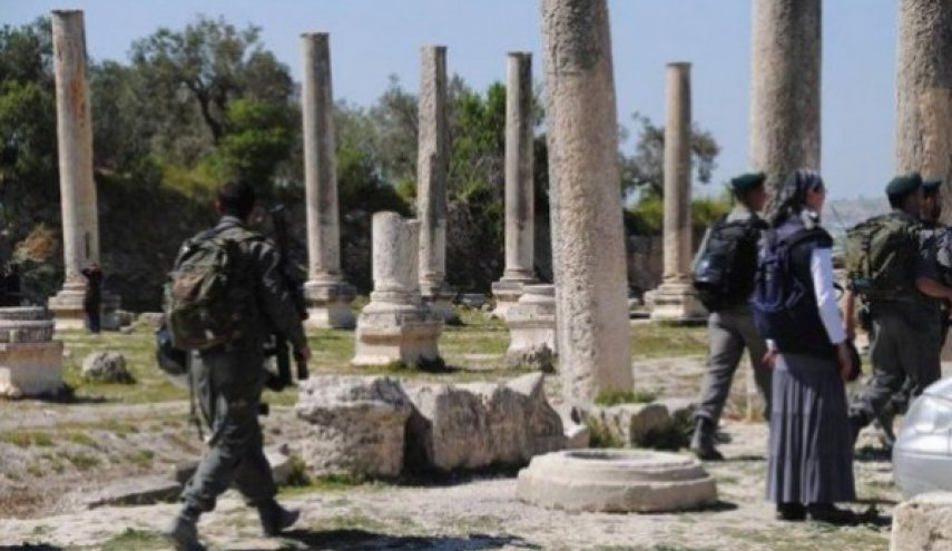 المستوطنون الصهاينة يعتدون على المنطقة الأثرية في سبسطية