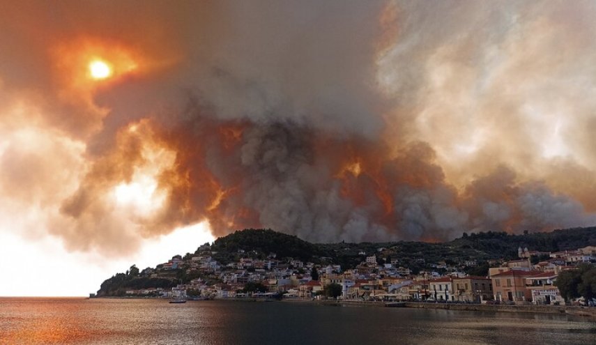 حرائق الغابات تواصل الاشتعال في اليونان وإجلاء الآلاف 