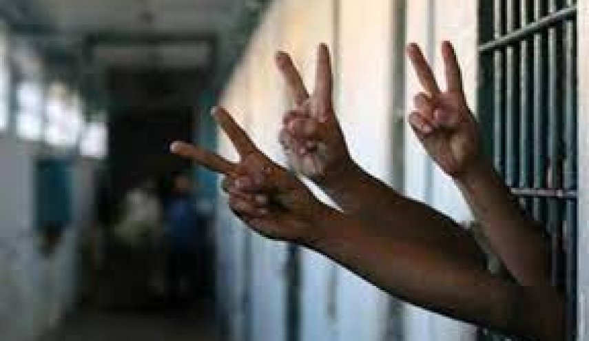 14 أسيرا فلسطينيا يواصلون إضرابهم المفتوح عن الطعام