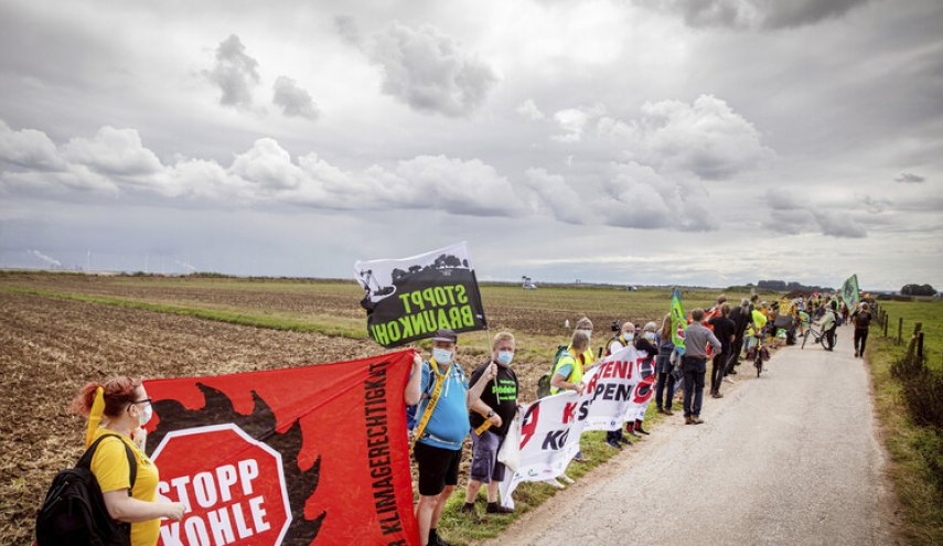 نشطاء ألمان يشكلون سلسلة بشرية للمطالبة بوقف استخراج الفحم
