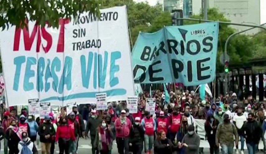 تظاهرات ده‌ها هزار نفر در پایتخت آرژانتین در اعتراض به فقر و بیکاری