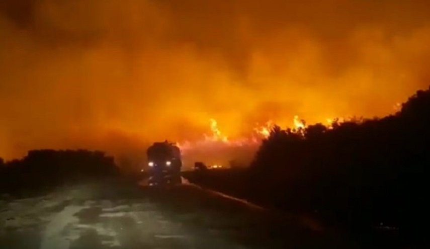 إخماد حريق التهم مساحات واسعة من اراضي ريف حماة في سوريا
