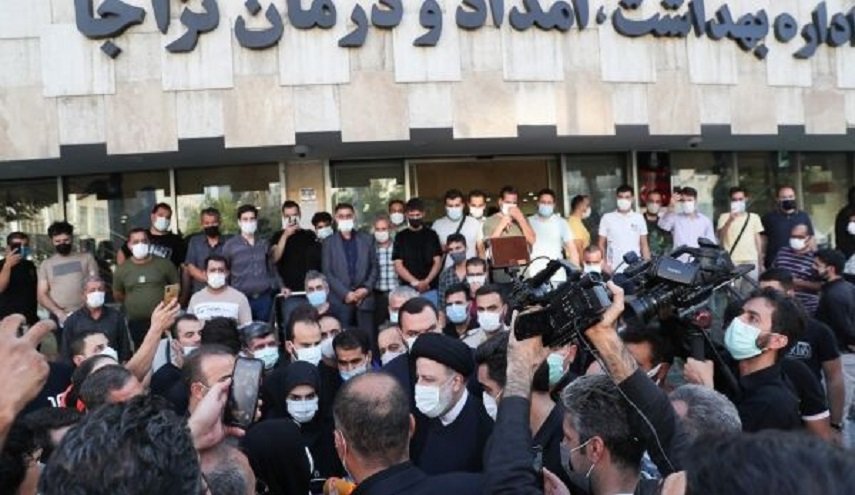 الرئيس الايراني يتفقد صيدلية في طهران للوقوف على اجراءات توزيع الأدوية