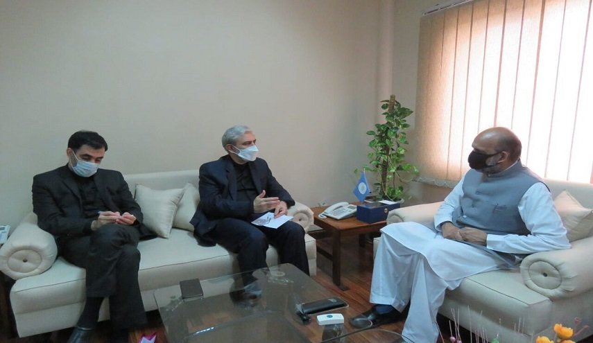 السفير الايراني في اسلام آباد يلتقي شخصية دينية باكستانية