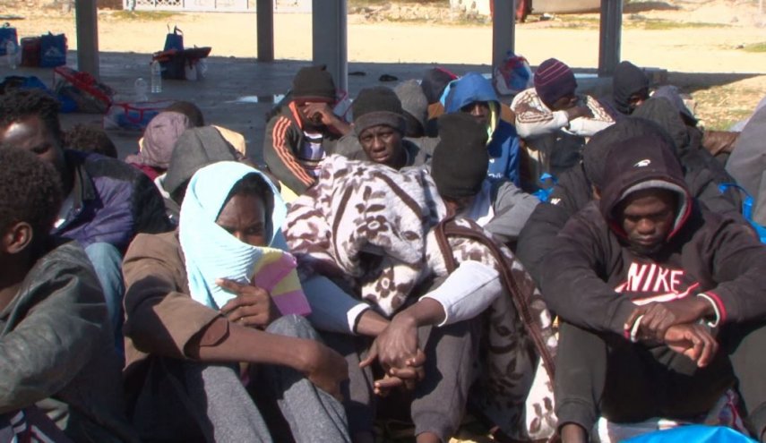 بالصورة: خفر السواحل الليبي ينقذ 113 مهاجرا 