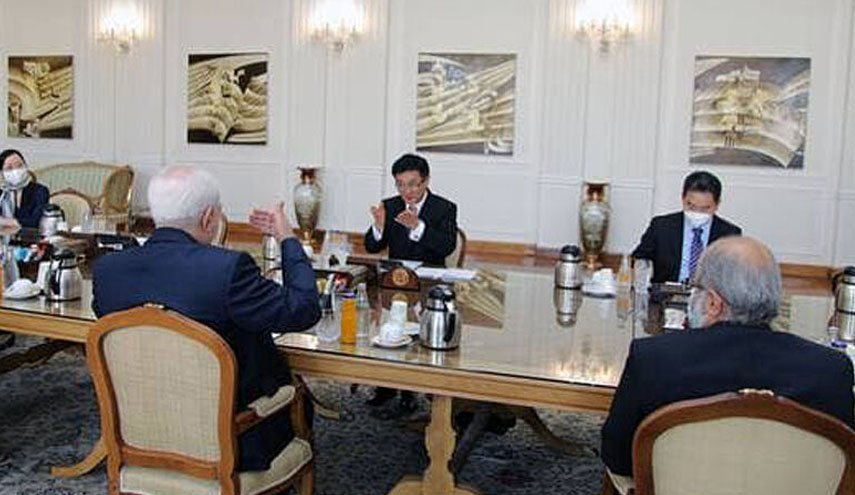 گفت وگوی ظریف با مقام چینی در باره افغانستان/ اعلام حمایت تهران از شورای هماهنگی انتقال صلح آمیز قدرت در افغانستان