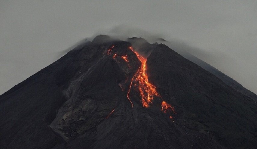 بركان ميرابي في إندونيسيا يقذف حمما وسحابة من الرماد إلى السماء 
