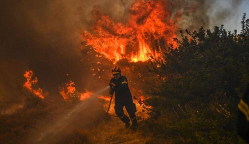 شاهد.. اندلاع حرائق غابات جديدة في اليونان
