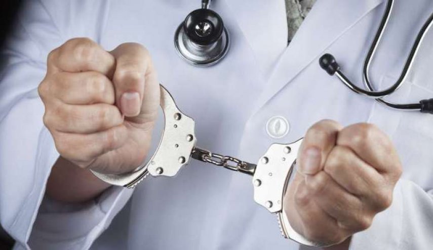 حبس طبيب أمريكي لمدة 59 عامًا لسبب مرعب!
