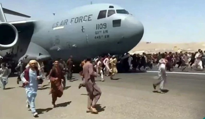 إصابة 17 شخصا بجروح في تدافع عند بوابة مطار كابول