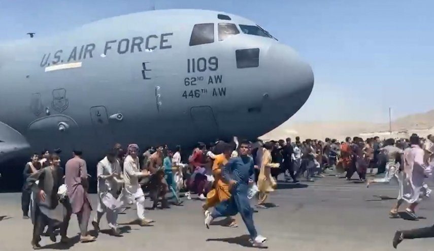 مصرع لاعب كرة قدم أفغاني بعد سقوطه من طائرة أمريكية