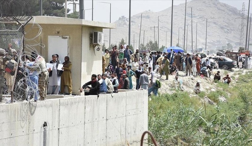 تلاش دهها هزار افغان برای فرار از افغانستان 
