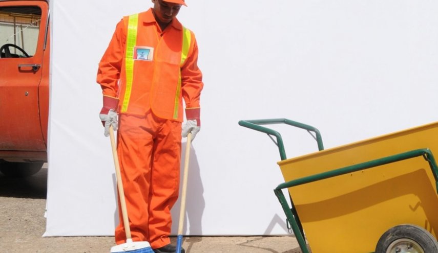 عامل نظافة مصري يعثر على مبلغ ضخم يثير الجدل بتصرفه
