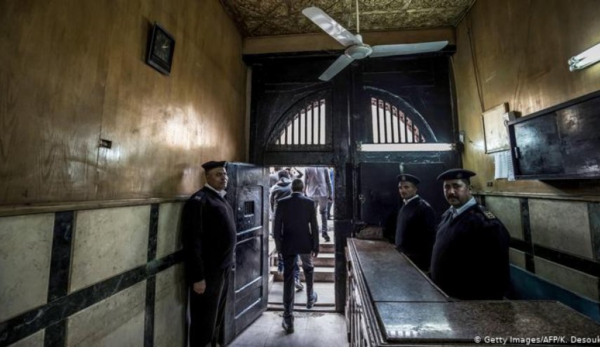 إقرار أمني بخطورة حرمان السجون المصرية من لقاح كورونا
