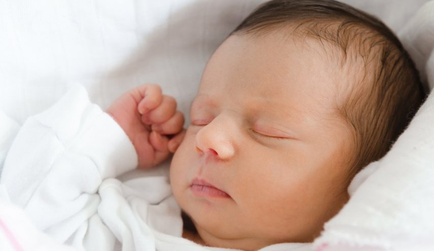 الصحة العالمية تجيب عن تساؤلات حول إرضاع الأم المصابة بكورونا لرضيعها