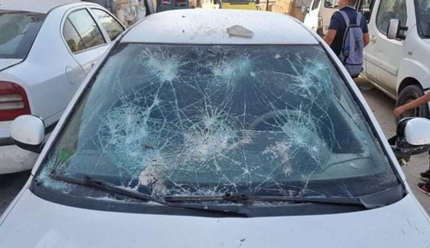 بالصور.. المستوطنون يواصلون استفزاز الفلسطينيين بتحطيم سياراتهم