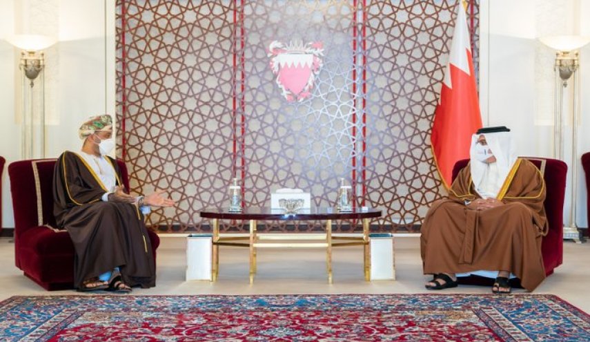 ملك البحرين يلتقي وزير خارجية عمان وتوقيع 3 مذكرات تفاهم
