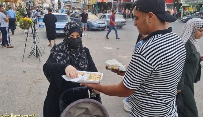 پخش شیرینی در غزه در پی هلاکت نظامی صهیونیست + عکس