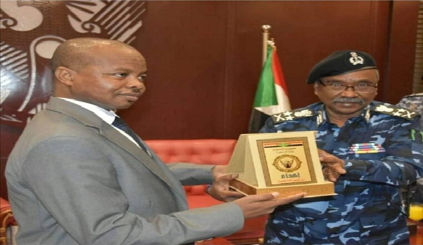 وزير الداخلية السوداني يؤكد على تعزيز التعاون مع تشاد
