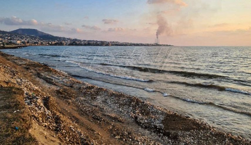طرطوس تعلن انتهاء عمليات رفع تلوث الفيول من شاطئ بانياس
