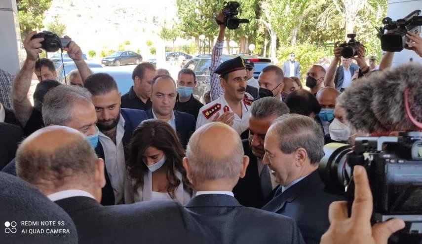 بالصور: المقداد يستقبل عند معبر جديدة يابوس الوفد الوزاري اللبناني